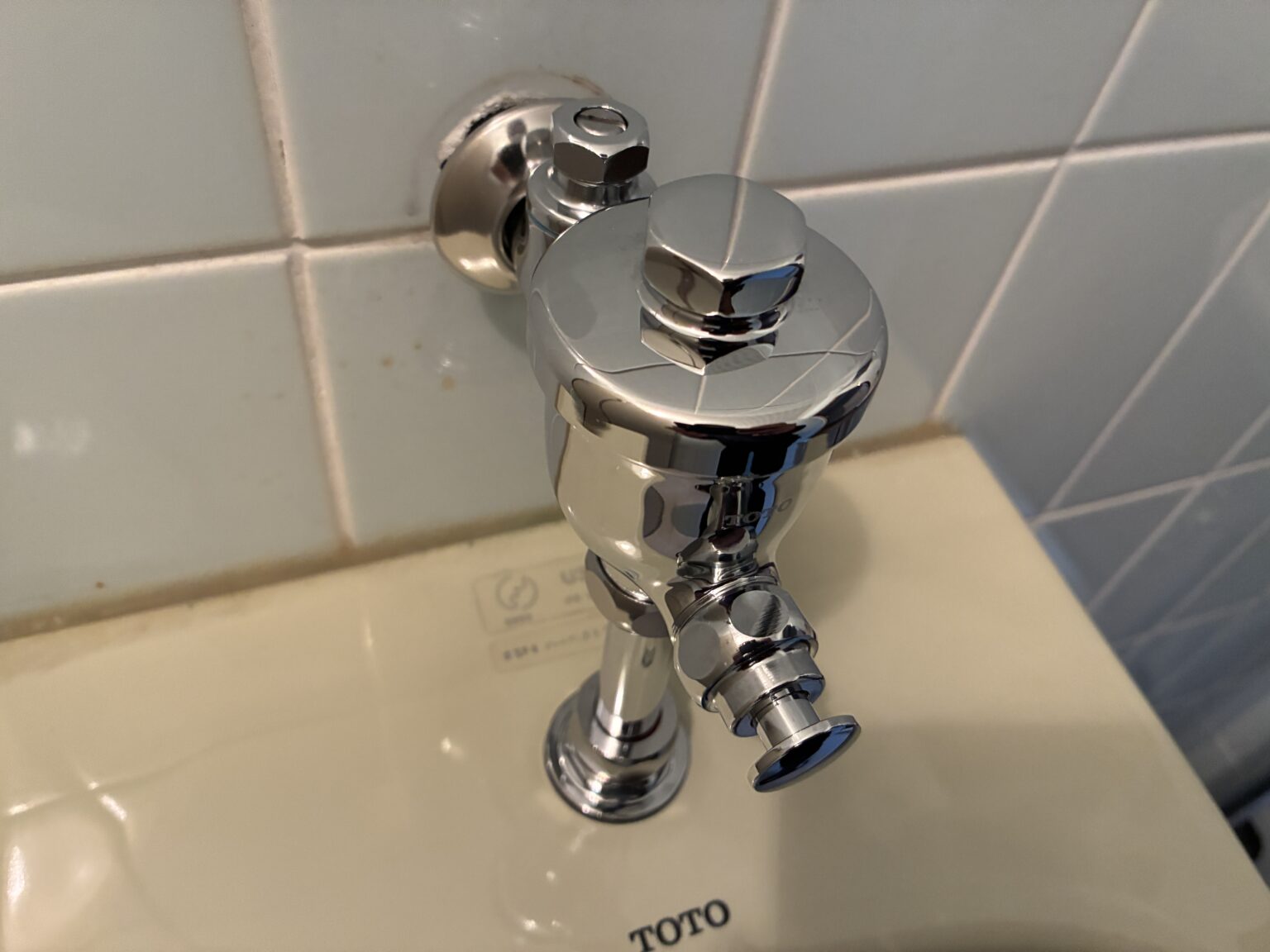 【トイレの水が止まらない？】小便器フラッシュバルブの交換で解決！交換するタイミングも解説 - ナガサワぷらす 住宅リフォーム・住宅設備・介護 ...