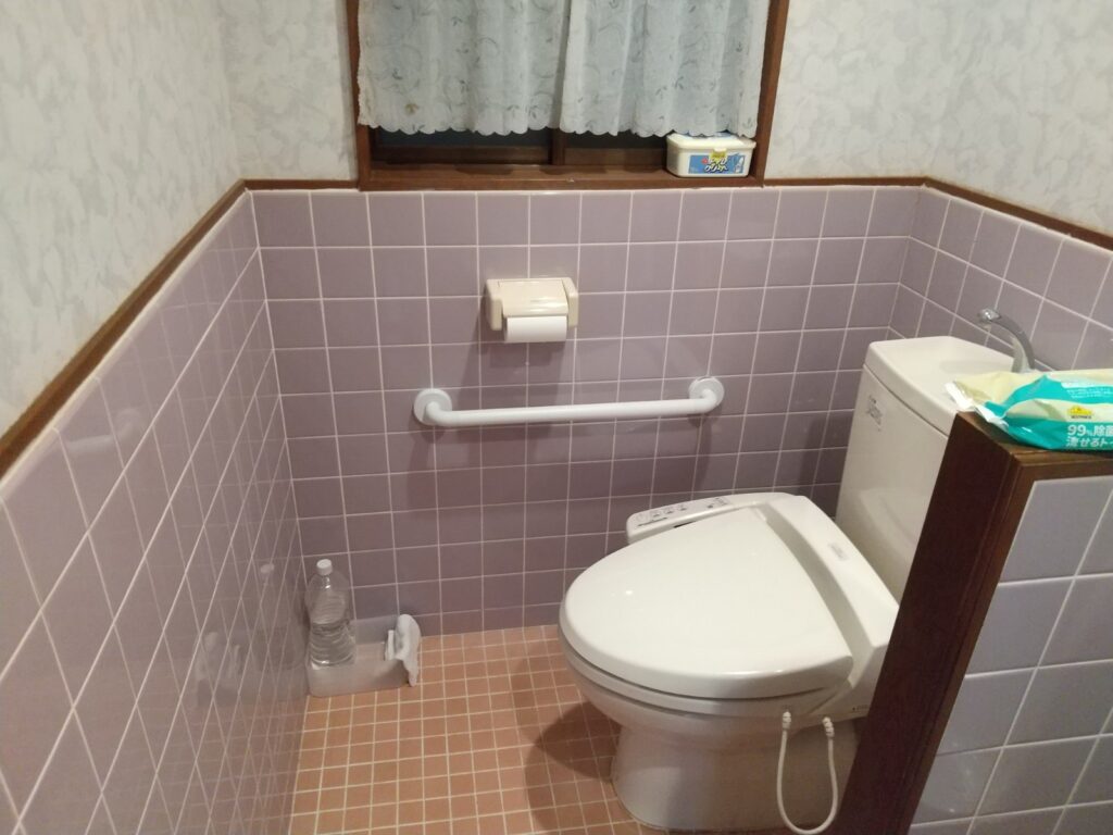 ナガサワぷらすの【事例紹介】安心・安全なトイレへ！手すり取付工事のポイントと材質の選び方