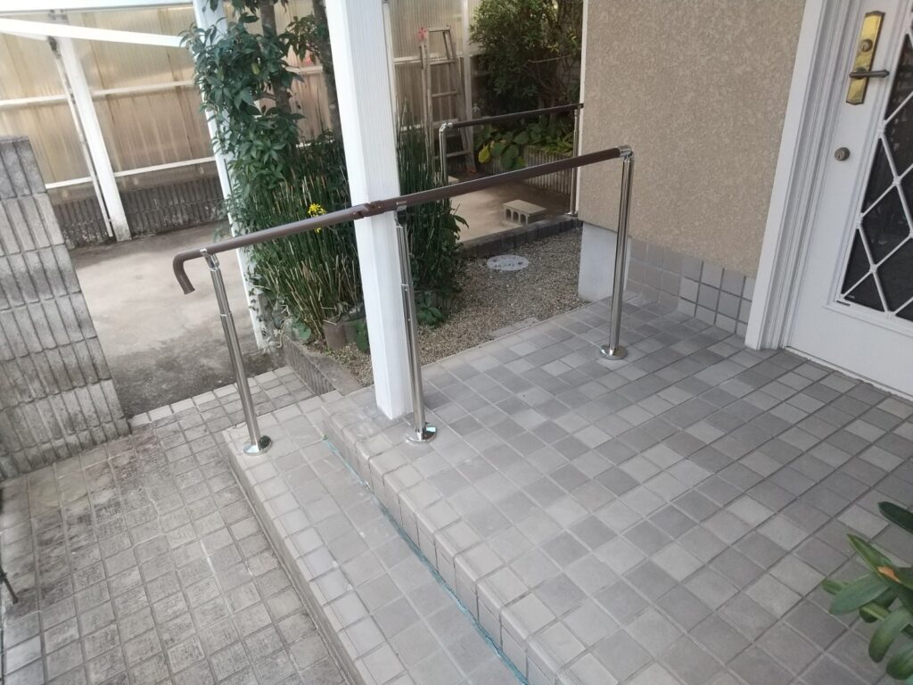 ナガサワぷらすの【安心への第一歩】玄関アプローチの手すり設置で転倒を防ぐ！失敗しない選び方と保険活用ガイド