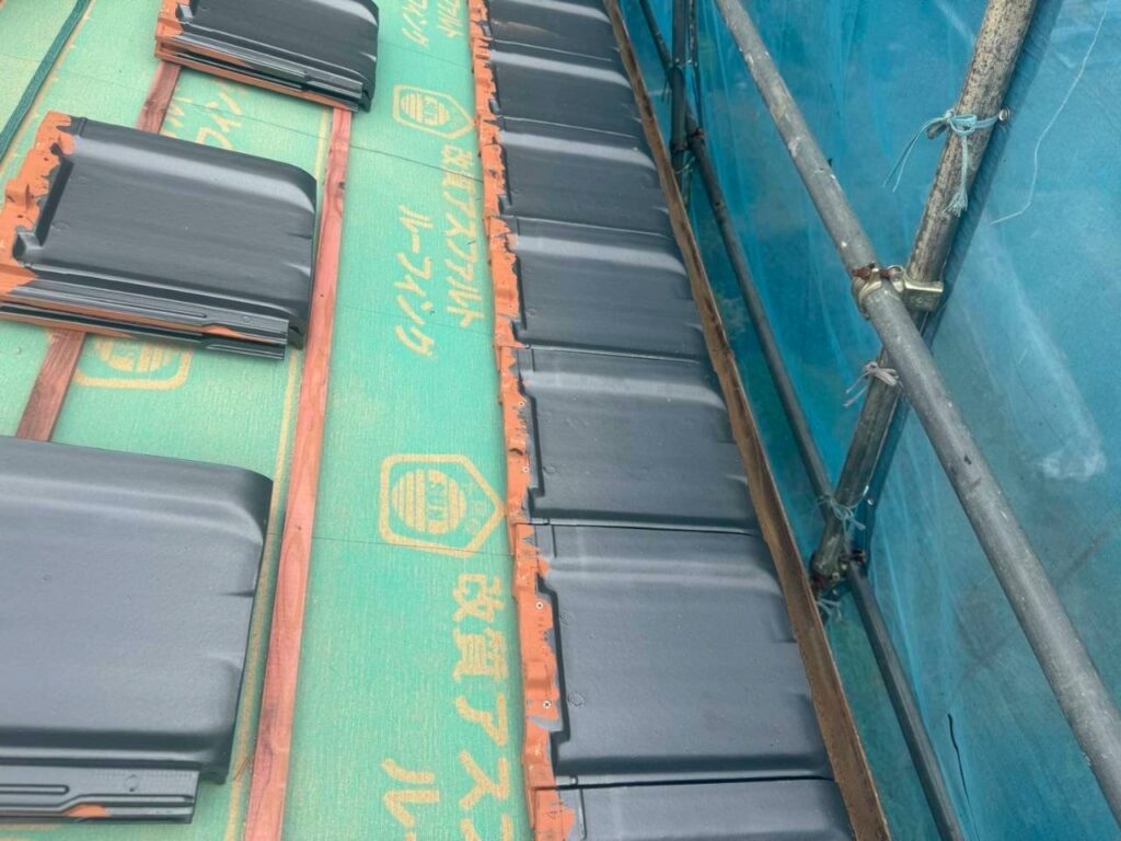 ナガサワぷらすの「【長寿命化の秘訣】瓦の葺き替え工事で屋根を徹底強化！失敗しない流れと費用目安」